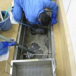 6.バキュームで吸い取りながら底の汚れを落とす その1