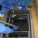 7.バキュームで吸い取りながら底の汚れを落とす その2